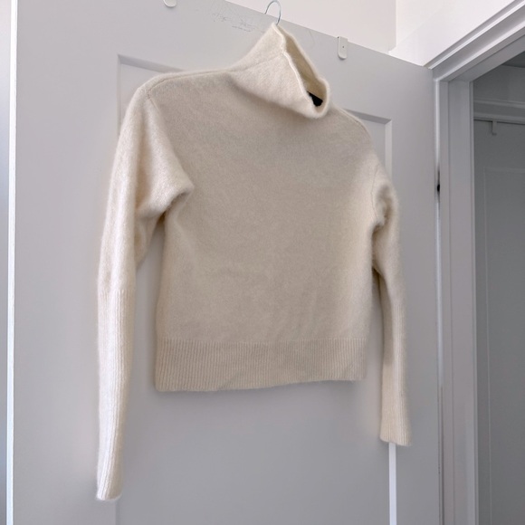 Aritzia Wilfred cream Cyprie plush cashmere turtleneck sweater - size XS - Picture 5 of 6